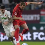 Cédric Zesiger (à gauche) au duel avec Harry Kane lors d'un match contre le Bayern Munich KEYSTONE/AP/MATTHIAS SCHRADER